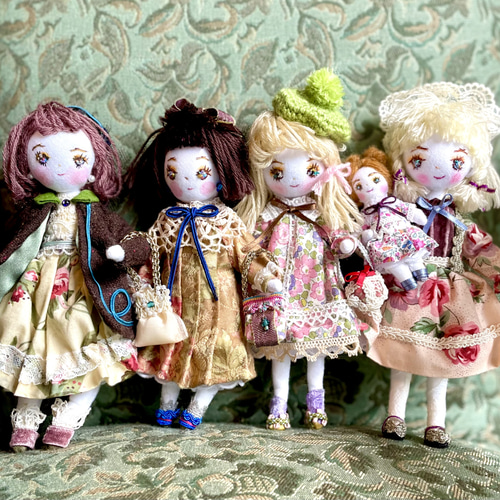 ハンドメイドドール〜可愛いミニドール【パールのピアス、コート