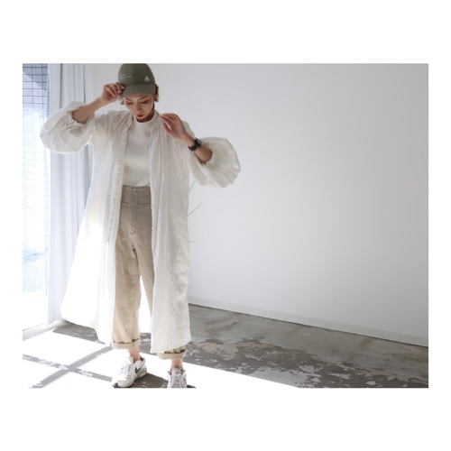 極美品＊ラボレイトリー リネン 長袖シャツワンピース ギャザー ホワイト　白 ヨーロッパリネン100%くるみボタンとお袖ギャザーのシャツワンピース