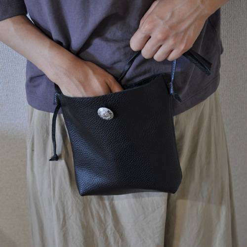 コンチョ*本革シンプルサコッシュ ショルダーバッグ TT.MAKING コンチョ*本革シンプルサコッシュ ショルダーバッグ TT.MAKING