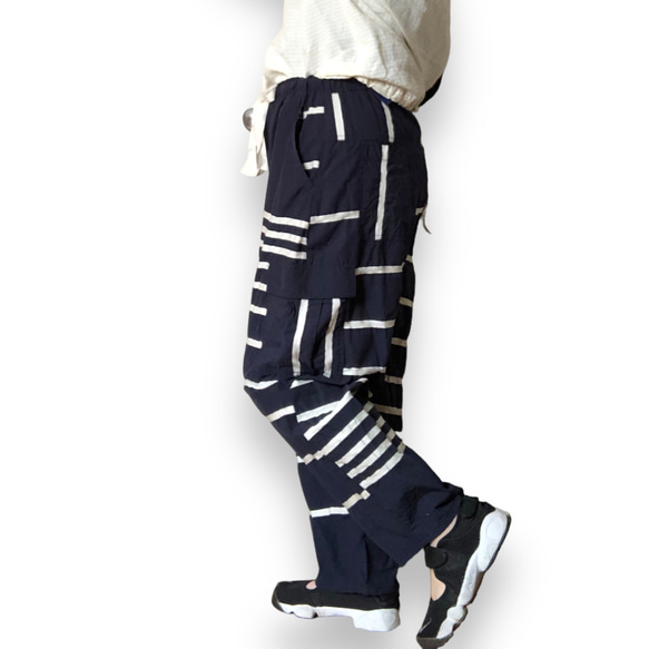 ウエストゴムで履きやすいランダムボーダーマリンテイスト太カーゴパンツ 4枚目の画像