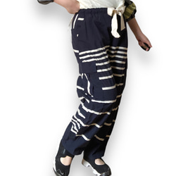 ウエストゴムで履きやすいランダムボーダーマリンテイスト太カーゴパンツ 2枚目の画像