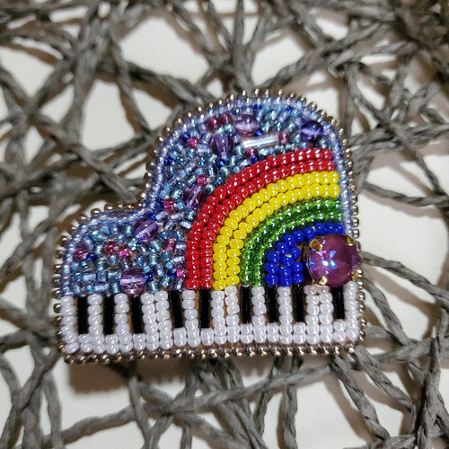 ビーズ刺繍ブローチ【ピアノモチーフ虹】 ブローチ chikumam