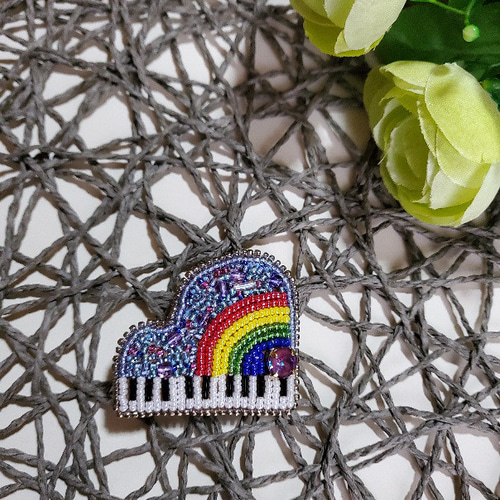 ビーズ刺繍ブローチ【ピアノモチーフ虹】 ブローチ chikumam 通販