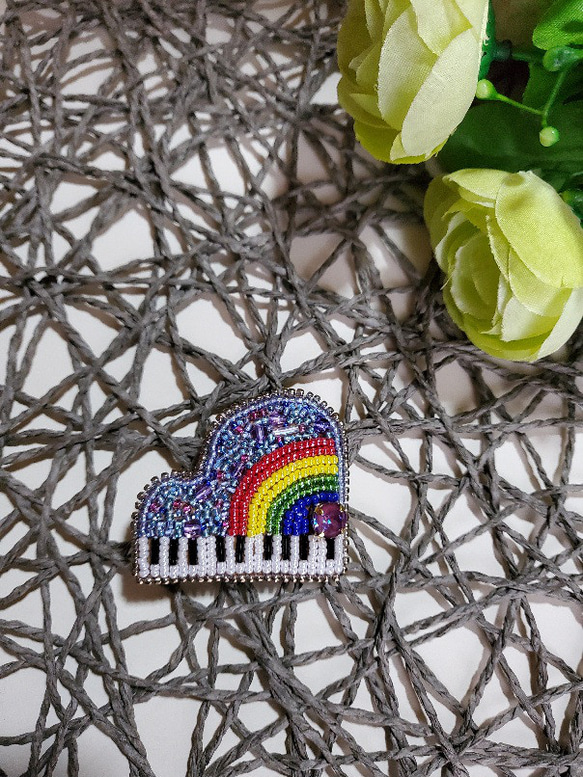 ビーズ刺繍ブローチ【ピアノモチーフ虹】 ブローチ chikumam