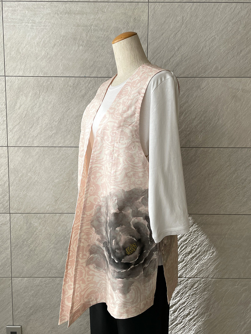 Zeitakuyu禅　大島紬ジレ／手描き牡丹（黒）／白地に赤紋様