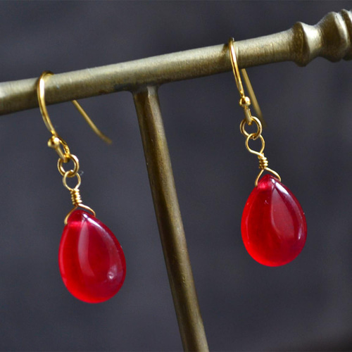 ✧鮮やかなレッドクォーツァイト一粒ピアス ピアス（フック・チェーン