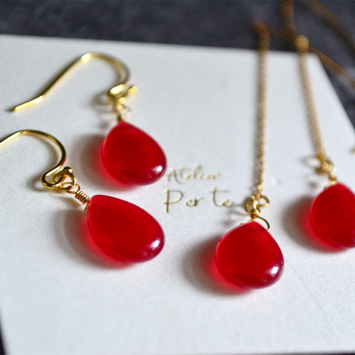 ✧鮮やかなレッドクォーツァイト一粒ピアス ピアス（フック・チェーン