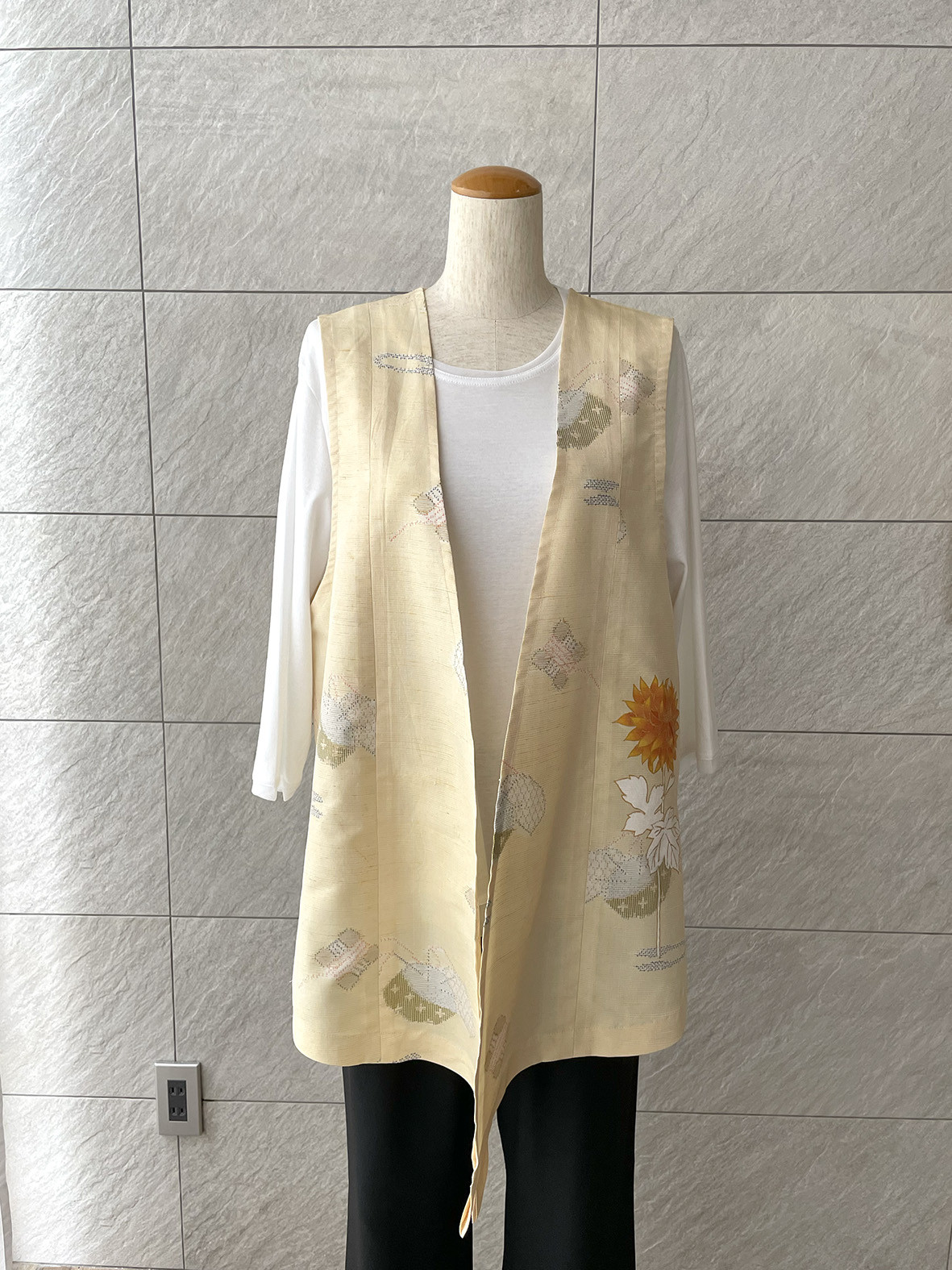Zeitakuyu禅　大島紬ジレ／一輪菊／クリーム地に裁縫道具紋様