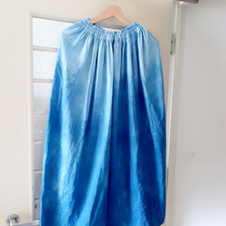 藍染めグラデーションギャザーロングスカート 1枚目の画像