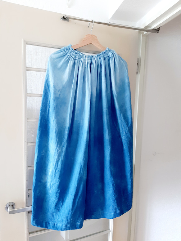 藍染めグラデーションギャザーロングスカート 1枚目の画像