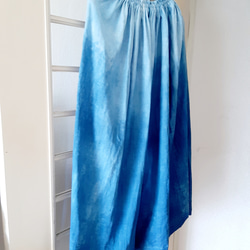 藍染めグラデーションギャザーロングスカート 2枚目の画像
