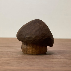 キノコの置物 木彫り 台付き【素材：ブラックウォルナット/ブラックチェリー】（No.S1004） 7枚目の画像