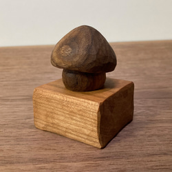 キノコの置物 木彫り 台付き【素材：ブラックウォルナット/ブラックチェリー】（No.S1004） 2枚目の画像