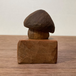キノコの置物 木彫り 台付き【素材：ブラックウォルナット/ブラックチェリー】（No.S1004） 3枚目の画像