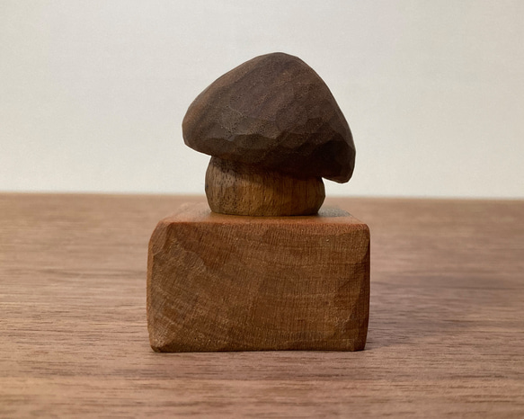 キノコの置物 木彫り 台付き【素材：ブラックウォルナット/ブラックチェリー】（No.S1004） 3枚目の画像