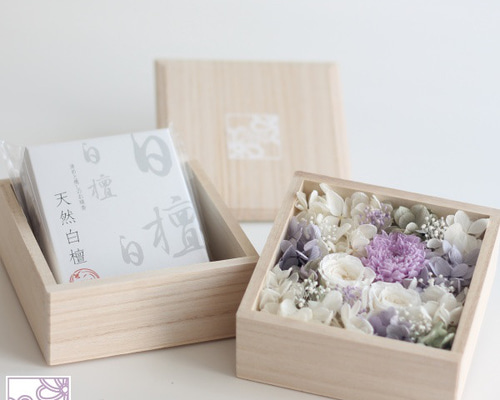 フルールcube”凛”【プリザーブドフラワー仏花】桐箱入りお供え花