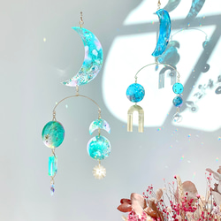 レジンとクリスタルボールのモビール/サンキャッチャー -Pastel green