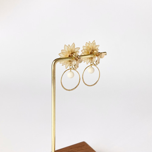 ひまわりの花と白サンゴのゆらゆらフープイヤリング／ピアス