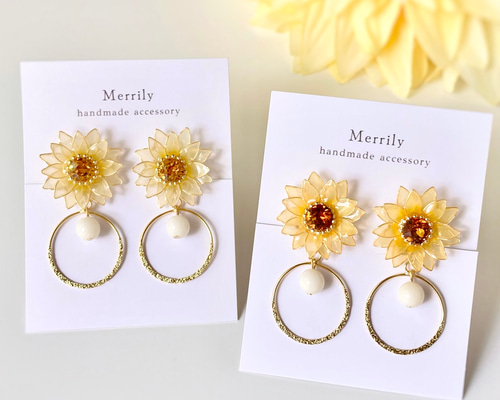 ひまわりの花と白サンゴのゆらゆらフープイヤリング／ピアス