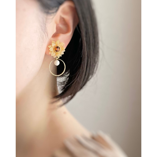ひまわりの花と白サンゴのゆらゆらフープイヤリング／ピアス