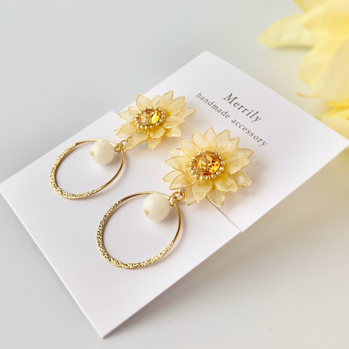 ひまわりの花と白サンゴのゆらゆらフープイヤリング／ピアス