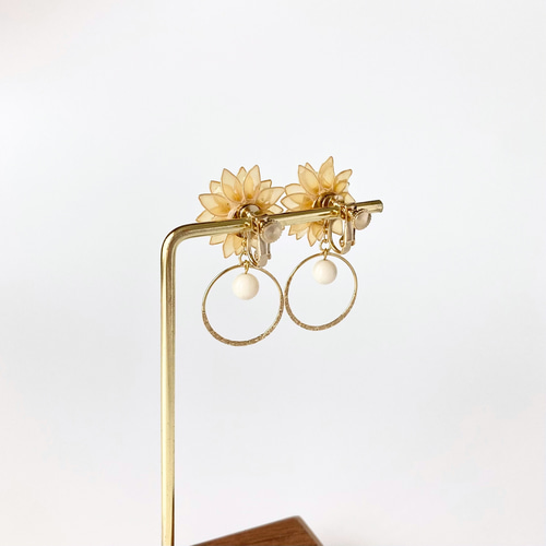 ひまわりの花と白サンゴのゆらゆらフープイヤリング／ピアス