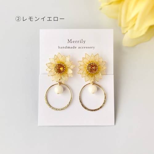 ひまわりの花と白サンゴのゆらゆらフープイヤリング／ピアス