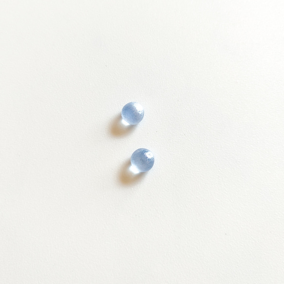 《ペールブルー》シャーベットカラーなガラスの小粒ピアス/イヤリング 6枚目の画像