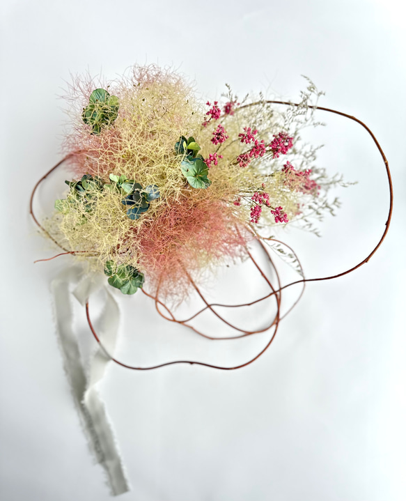 スモークツリーと小花のアシンメトリーリース 1枚目の画像