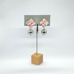 アートペイントのイヤリング　レッド✕グレー 2枚目の画像