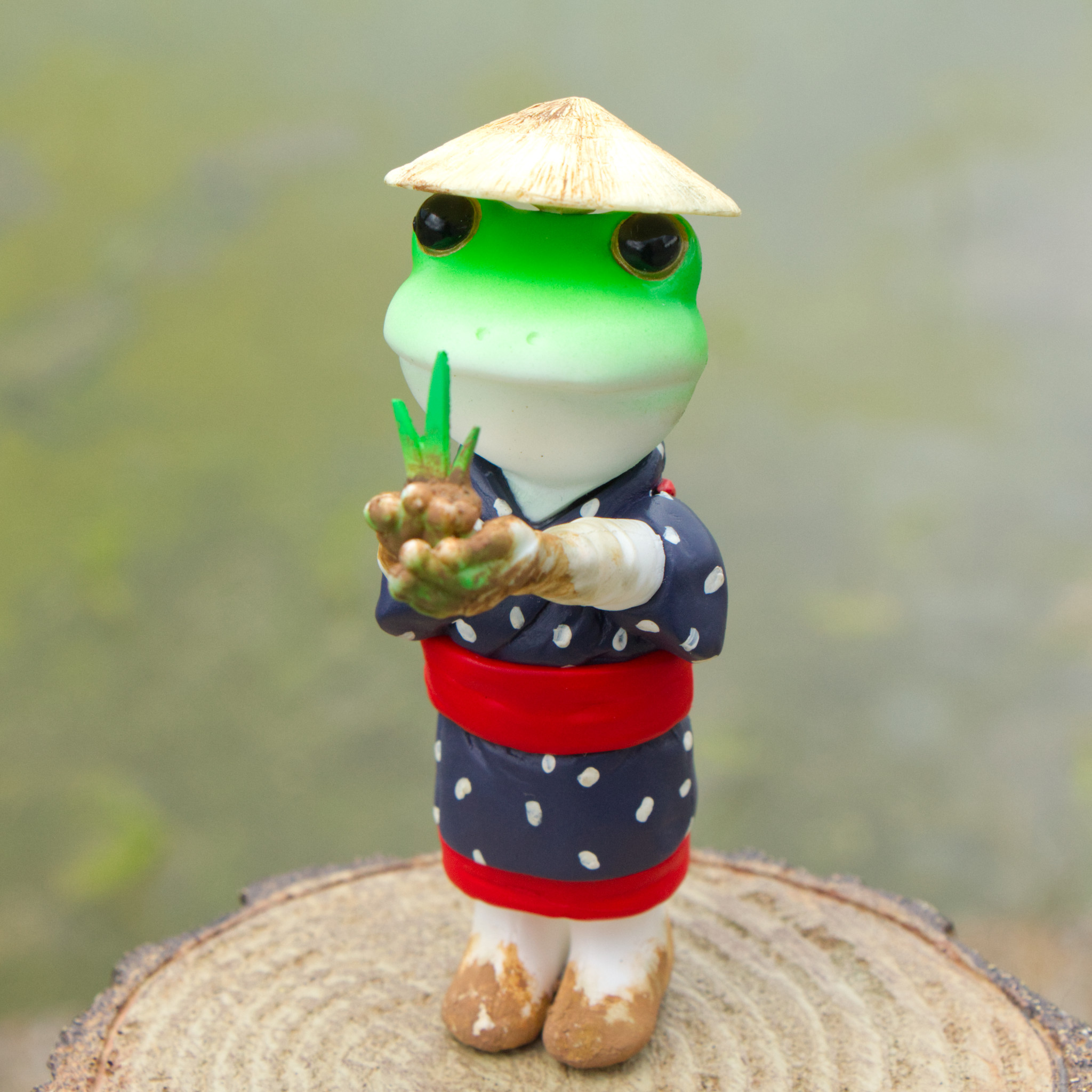 田植えと日本の文化を見守るカエルの縁起物