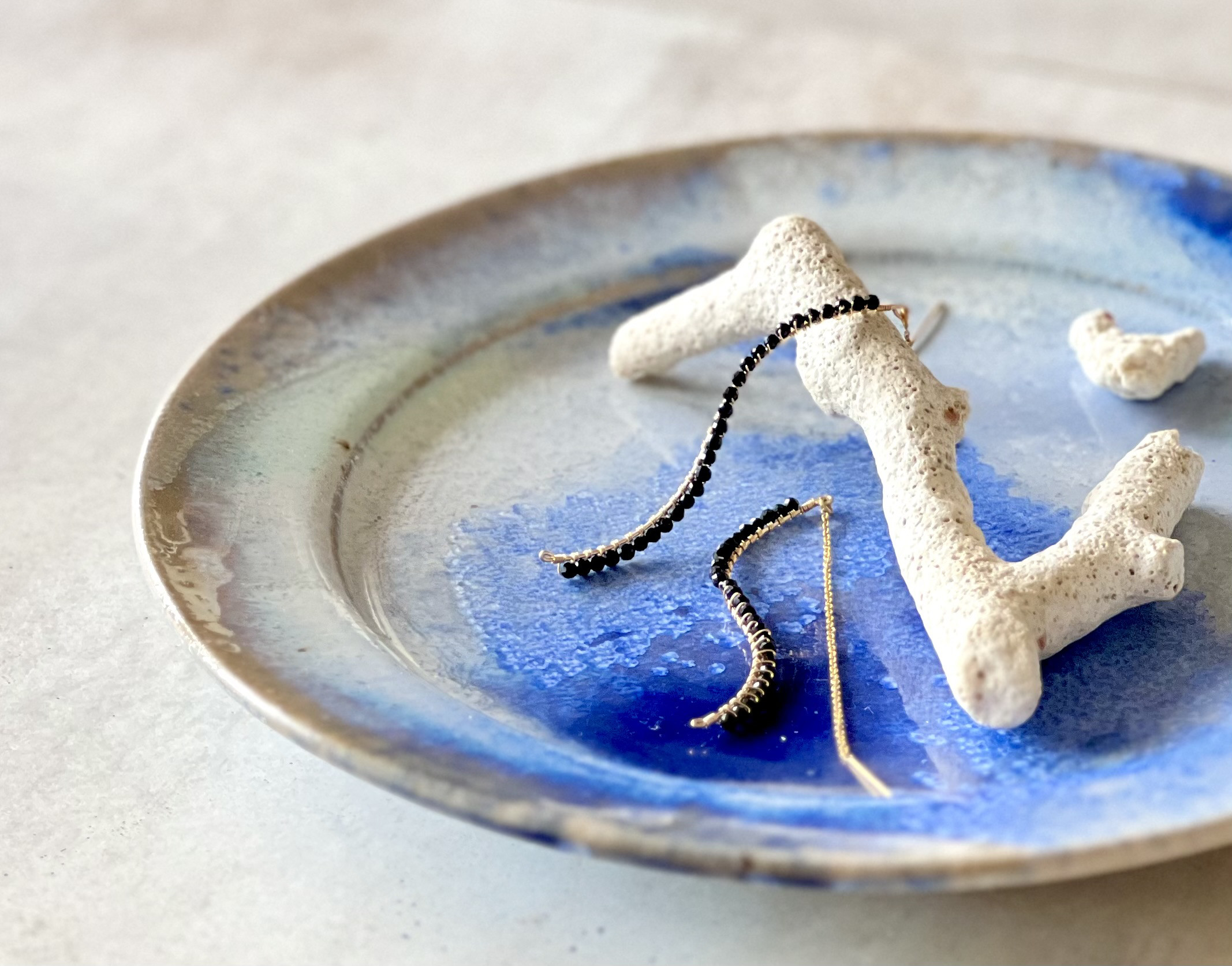 ウェーブアメリカンピアス【オニキス】14kgf ブラック