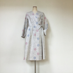 白大島紬からカシュクールワンピース　　　着物リメイク 2枚目の画像