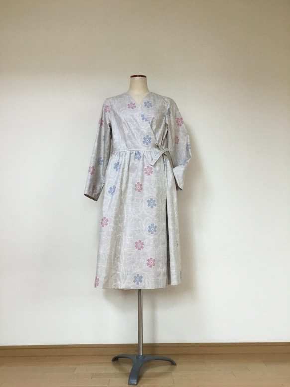 白大島紬からカシュクールワンピース　　　着物リメイク 2枚目の画像
