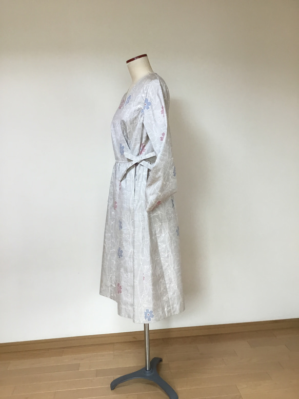 白大島紬からカシュクールワンピース　　　着物リメイク 4枚目の画像