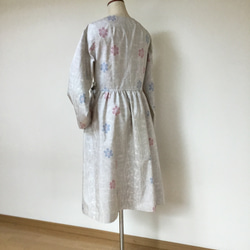 白大島紬からカシュクールワンピース　　　着物リメイク 5枚目の画像