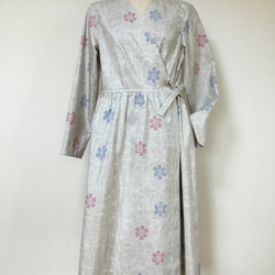 白大島紬からカシュクールワンピース　　　着物リメイク 3枚目の画像