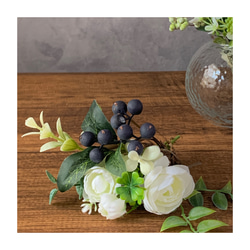 涼しブーケ　アーティフィシャルフラワー 　造花　ラナンキュラスと黒い実　結婚式　ウエルカムボード　 2枚目の画像