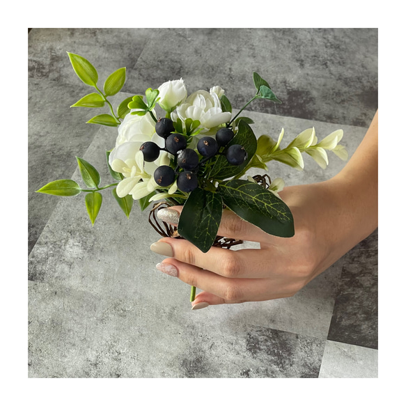 涼しブーケ　アーティフィシャルフラワー 　造花　ラナンキュラスと黒い実　結婚式　ウエルカムボード　 5枚目の画像