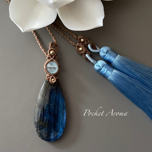 深緑(ふかみどり) 『嬌 』大きなラブラドライトのマクラメタッセル