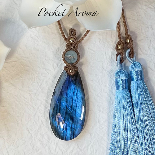 嬌 』大きなラブラドライトのマクラメタッセルペンダントネックレス