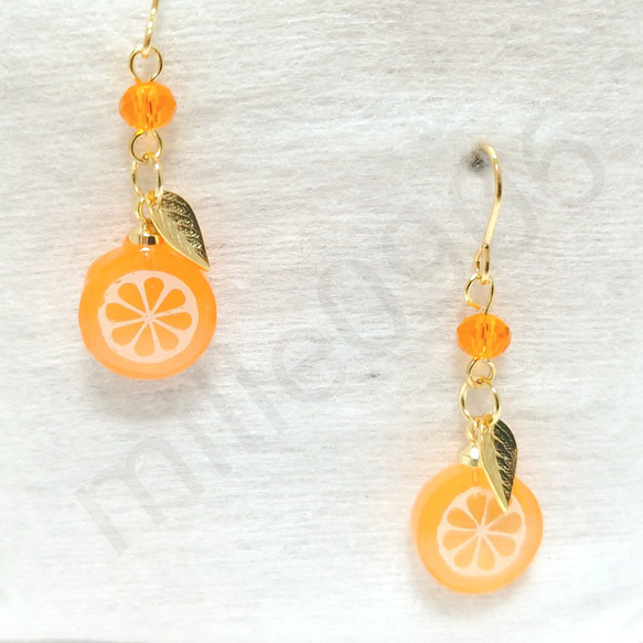 オレンジの耳飾り 2枚目の画像