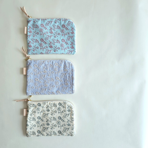 お花刺繍のL字ファスナーポーチ/通帳ケース/母子手帳ケース お花刺繍のL字ファスナーポーチ/通帳ケース/母子手帳ケース