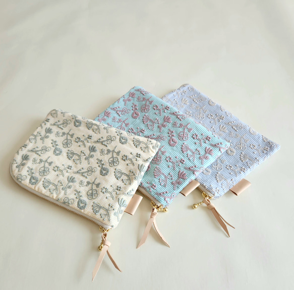 お花刺繍のL字ファスナーポーチ/通帳ケース/母子手帳ケース お花刺繍のL字ファスナーポーチ/通帳ケース/母子手帳ケース
