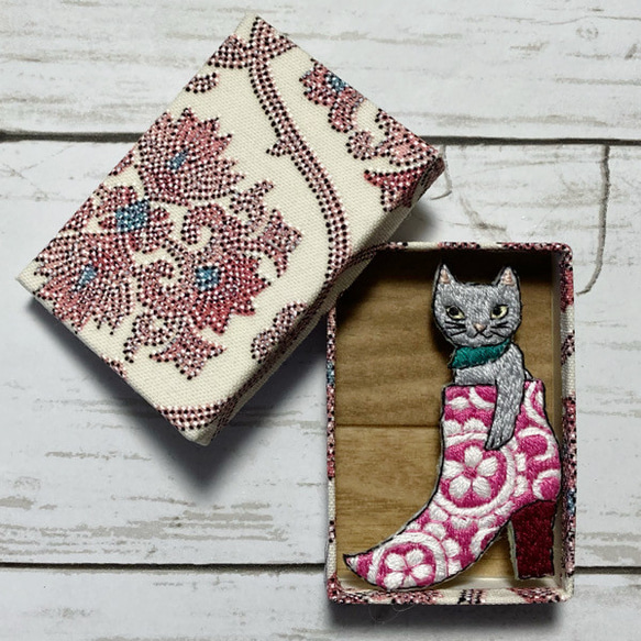手刺繍オリジナルブローチ＊ブーツ猫 2枚目の画像