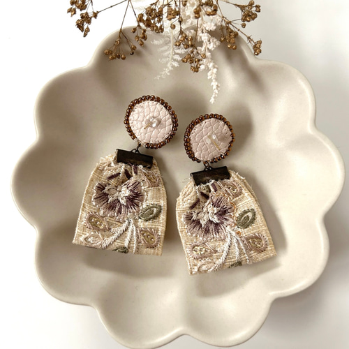 大人っぽい くるくる刺繍リボンピアス（イエロー） ピアス（スタッド