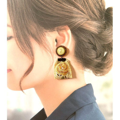 大人っぽい くるくる刺繍リボンピアス（イエロー） ピアス（スタッド