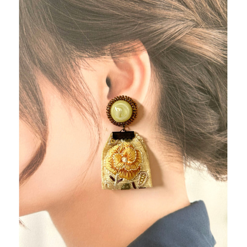 大人っぽい くるくる刺繍リボンピアス（イエロー） ピアス（スタッド