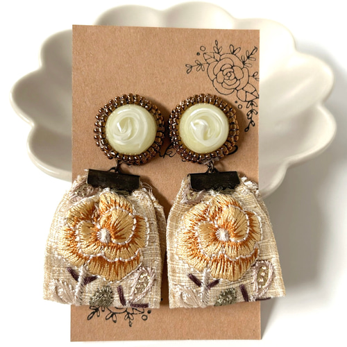 大人っぽい くるくる刺繍リボンピアス（イエロー） ピアス（スタッド