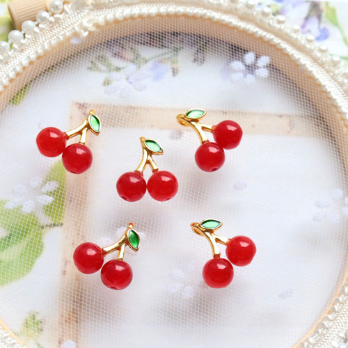 【25％OFF】 新作☆さくらんぼ、チェリーのチャーム チャーム handmade 小物